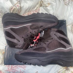 Yeezy desert boots oil size 8.5